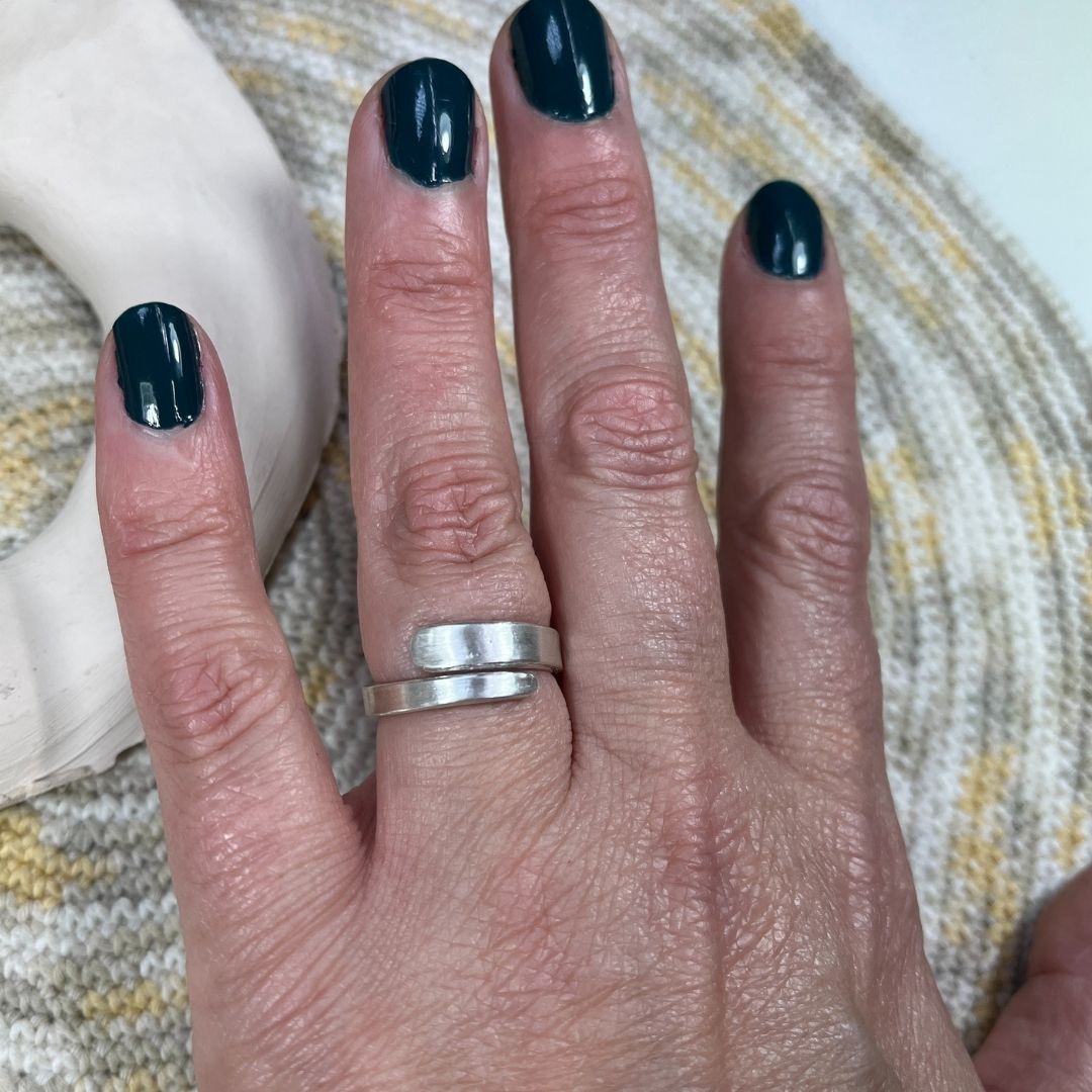 Anillo ajustable Durga de plata de ley 925 con diseño liso exterior y mantra Om Dum Durgayei Namaha grabado en el interior