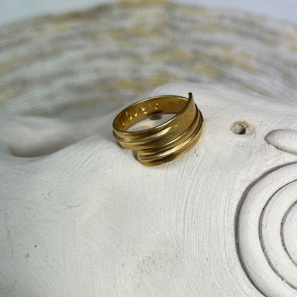 Anillo merecedora bañado en oro
