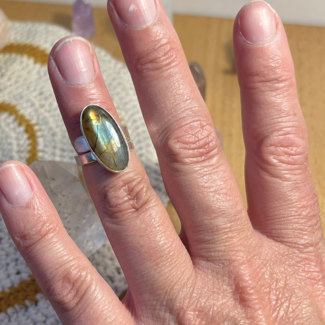 Anillo Durga ajustable · Labradorita y Plata