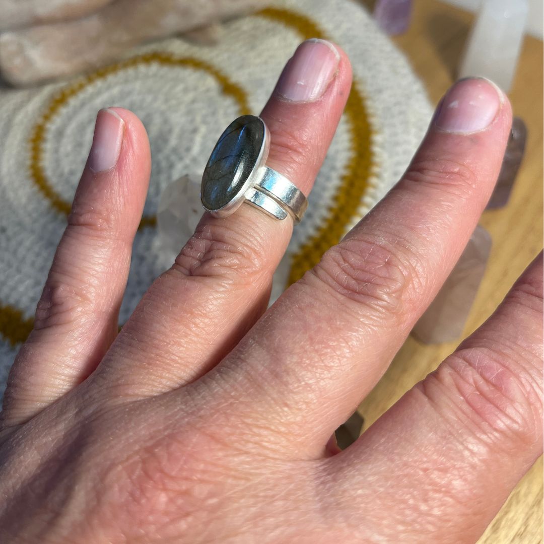 Anillo Durga ajustable · Labradorita y Plata