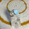 Anillo ajustable Durga de plata de ley con larimar en forma de gota y mantra Om Dum Durgayei Namaha grabado en el interior
