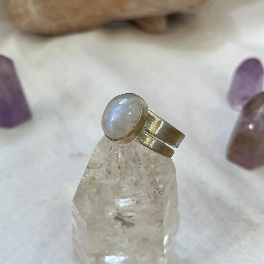 Anillo ajustable Durga de plata de ley con piedra luna ovalada y mantra Om Dum Durgayei Namaha grabado en el interior