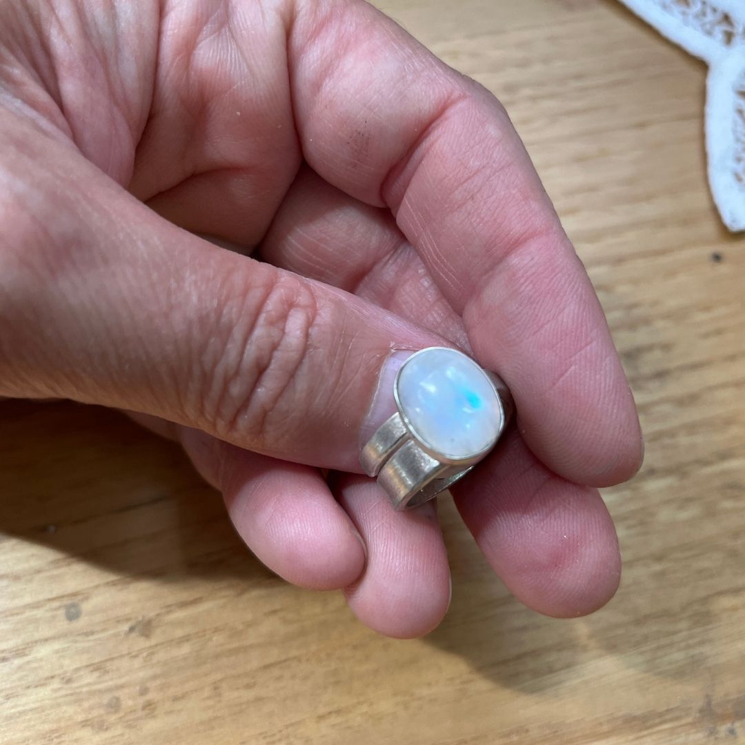 Anillo Durga de piedra luna