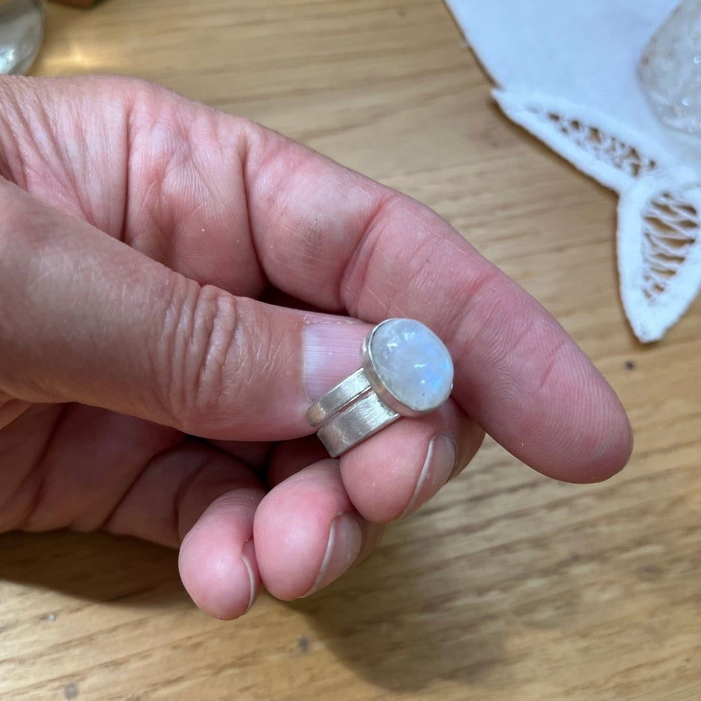 Anillo Durga de piedra luna