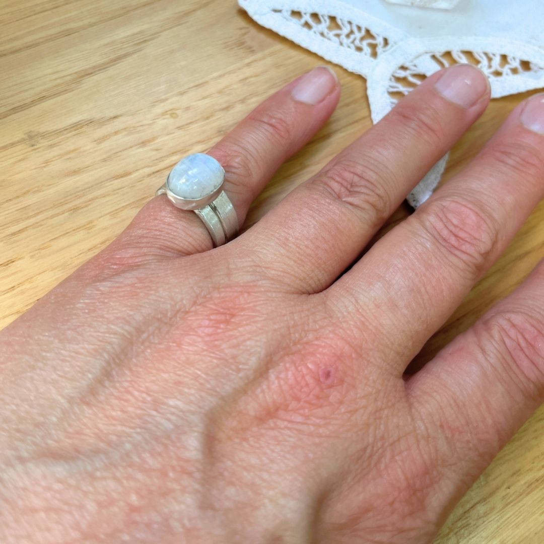 Anillo Durga de piedra luna