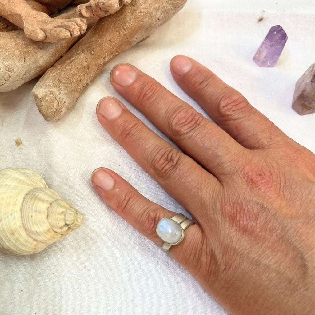 Anillo Durga de piedra luna