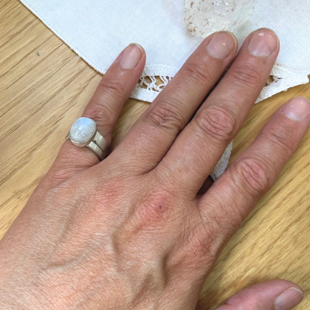 Anillo Durga de piedra luna