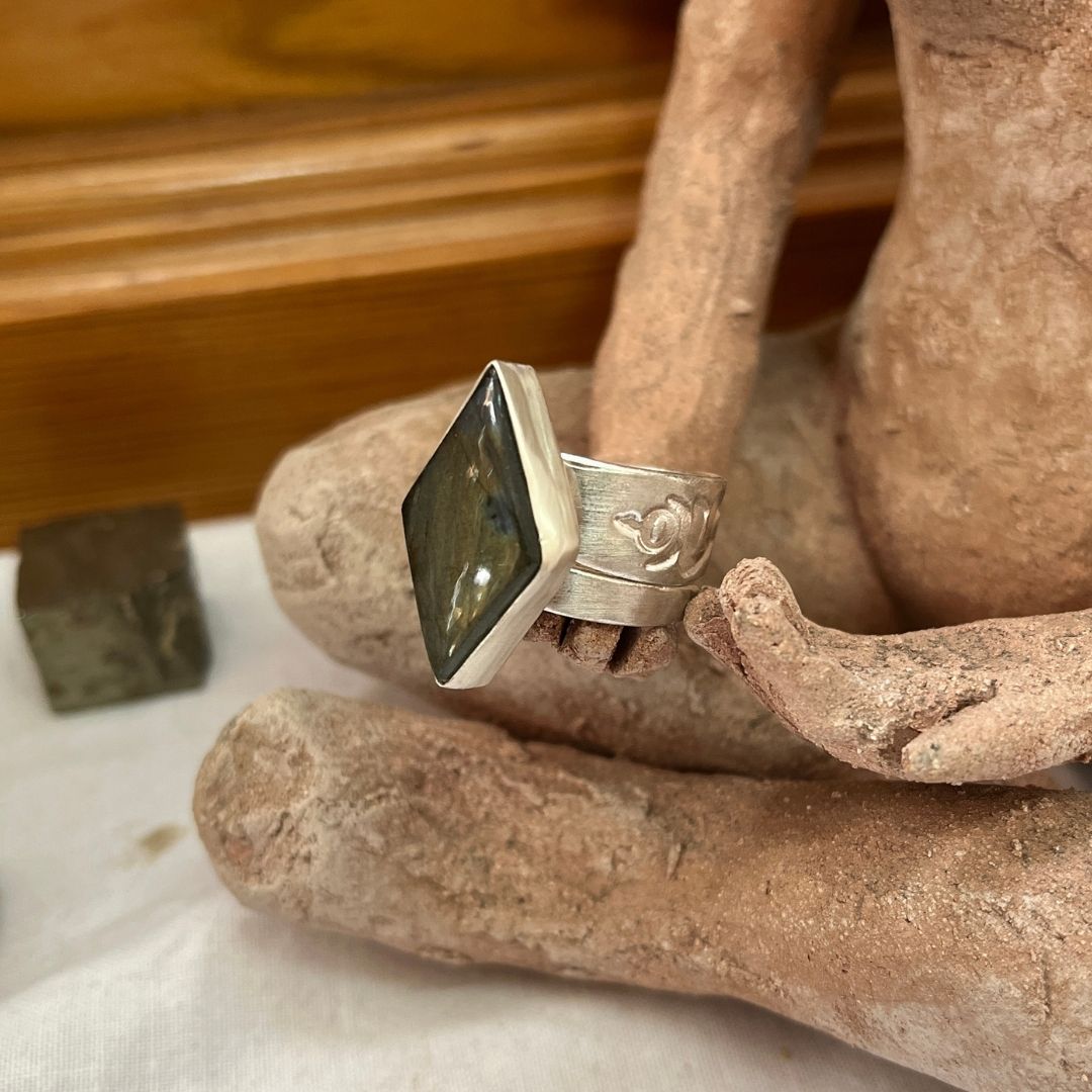 Anillo Tara de labradorita