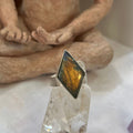 Anillo ajustable Tara de plata de ley con labradorita en forma de rombo y mantra tibetano Om Tare Tuttare Ture Soha grabado en circular