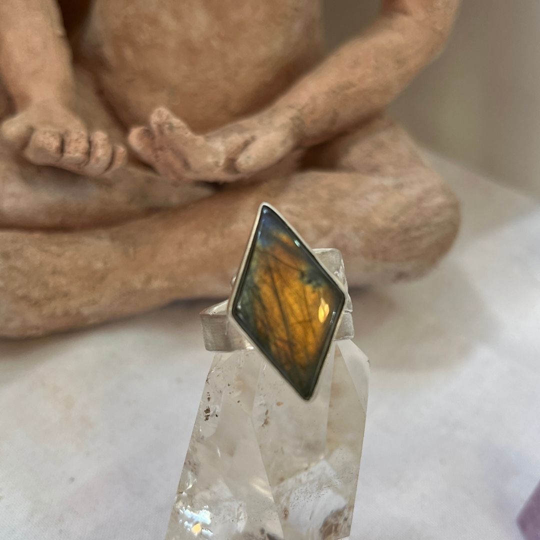 Anillo ajustable Tara de plata de ley con labradorita en forma de rombo y mantra tibetano Om Tare Tuttare Ture Soha grabado en circular