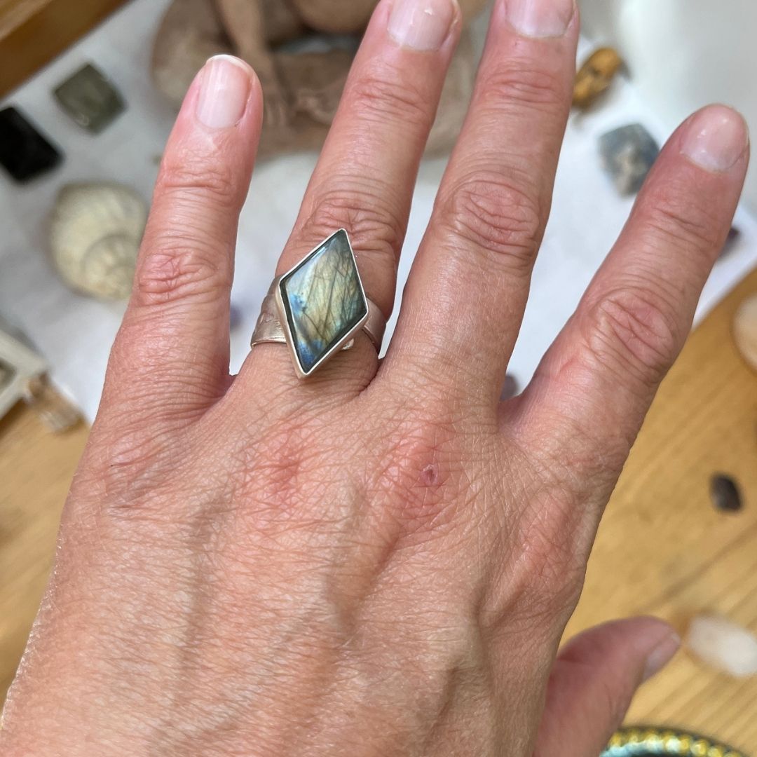 Anillo Tara de labradorita