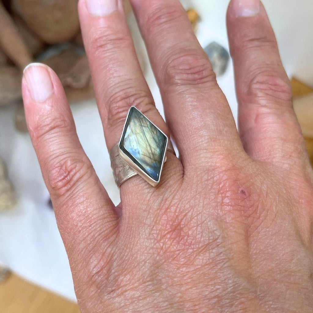 Anillo Tara de labradorita