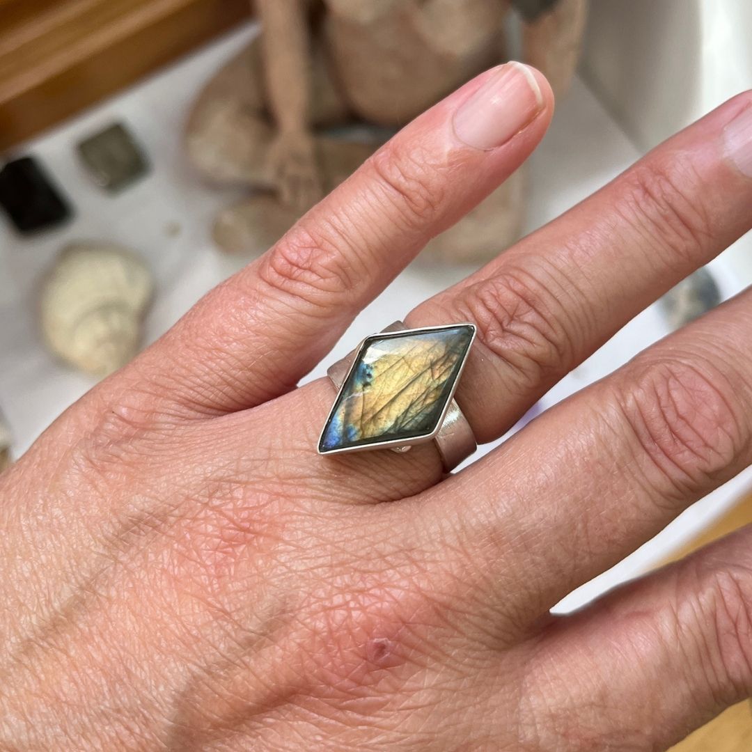 Anillo Tara de labradorita