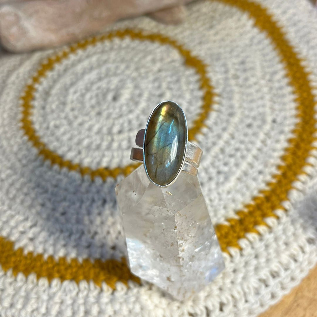 Anillo ajustable Durga de plata de ley con labradorita con labradorescencias cambiantes y mantra Om Dum Durgayei Namaha grabado en el interior