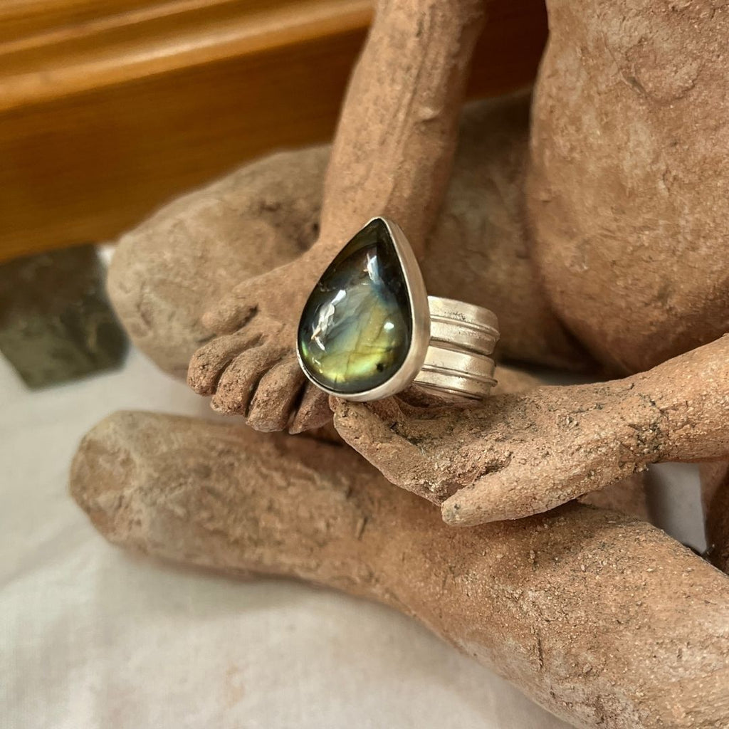 Anillo ajustable Merecedora de plata de ley con labradorita en forma de gota y frase Yo Merezco Todo Lo Bueno Y Lindo De La Vida grabada en el interior