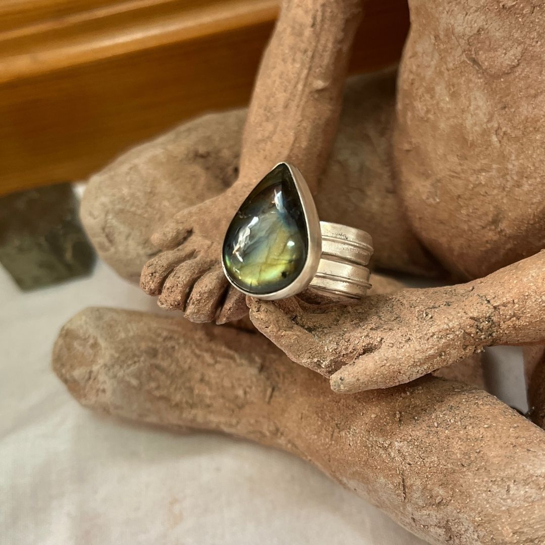 Anillo ajustable Merecedora de plata de ley con labradorita en forma de gota y frase Yo Merezco Todo Lo Bueno Y Lindo De La Vida grabada en el interior