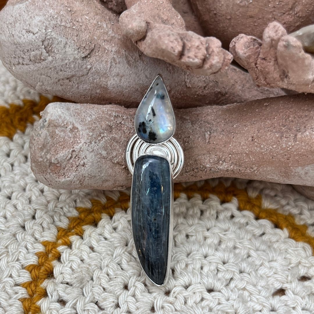 Colgante Arianrhod de plata de ley 925 con cianita azul y piedra luna engastadas, espiral grabada símbolo de la rueda del tiempo
