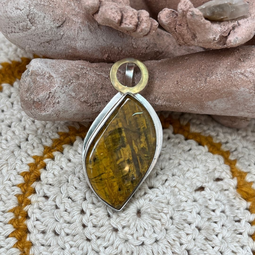 Colgante Hathor de plata de ley con neelita dorada veteada engastada, argolla pasacadenas en bronce dorado y grabado Amor y Vida