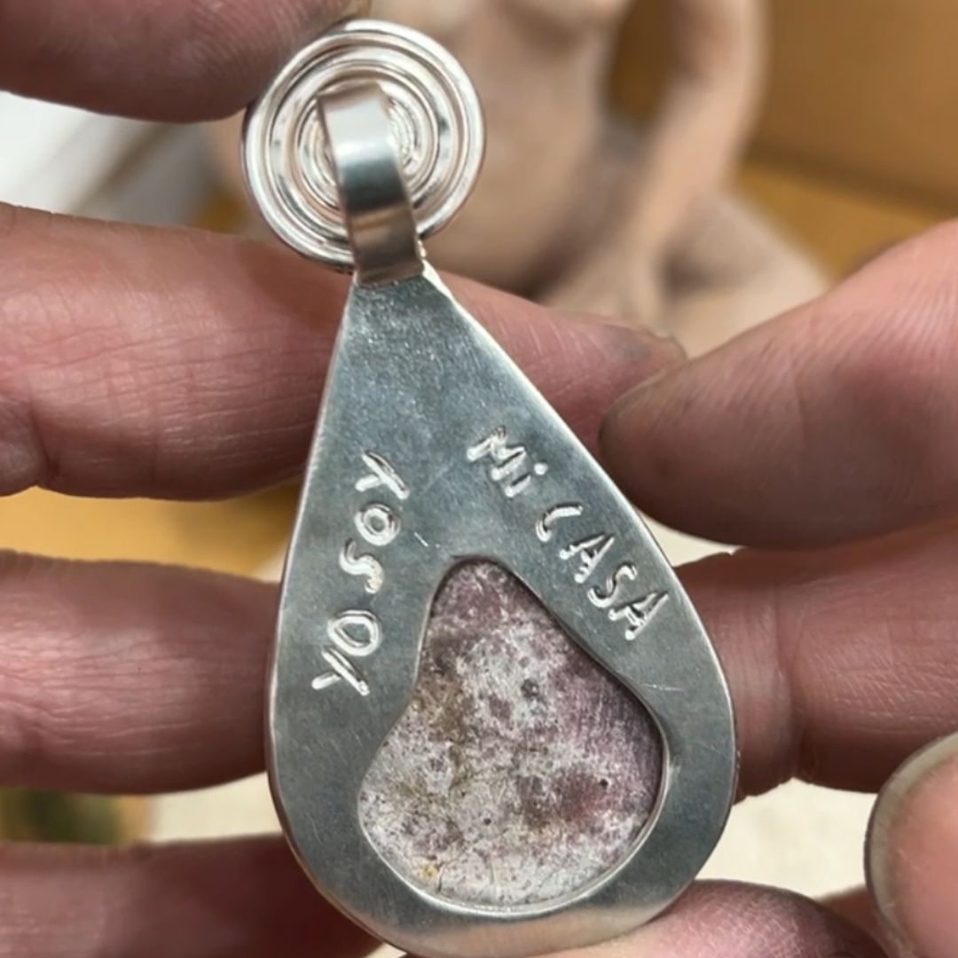 Colgante Hestia de plata de ley con cobaltocalcita rosa engastada, espiral levógira y frase grabada Yo Soy Mi Casa