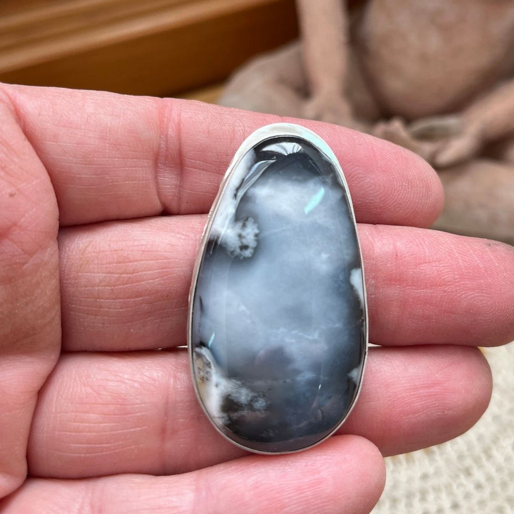 Colgante Nyx de plata de ley con ágata dendrítica gris negra con ramificaciones internas y grabado La Magia Vive En Mí