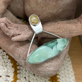 Colgante Saraswati de plata de ley con hemimorfita verde aguamarina en forma de ojo y cuarzo rutilado con filamentos dorados, mantra AUM grabado