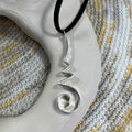 Colgante de plata de ley con símbolo Unalome como eje central y mantra Om Namah Shivaya grabado para transformación y conciencia