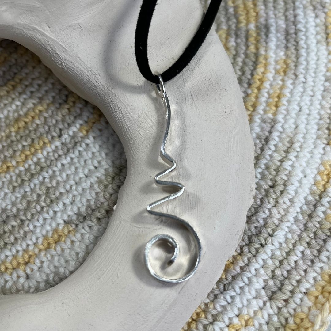 Colgante de plata de ley con símbolo Unalome como eje central y mantra Om Namah Shivaya grabado para transformación y conciencia