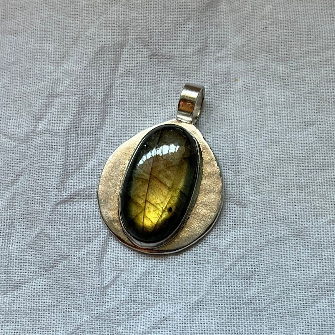 Colgante Tara de plata con labradorita dorada