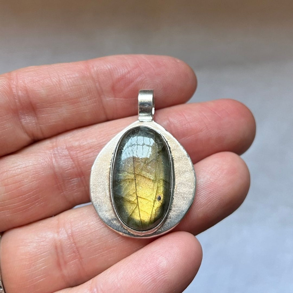 Colgante Tara de plata con labradorita dorada