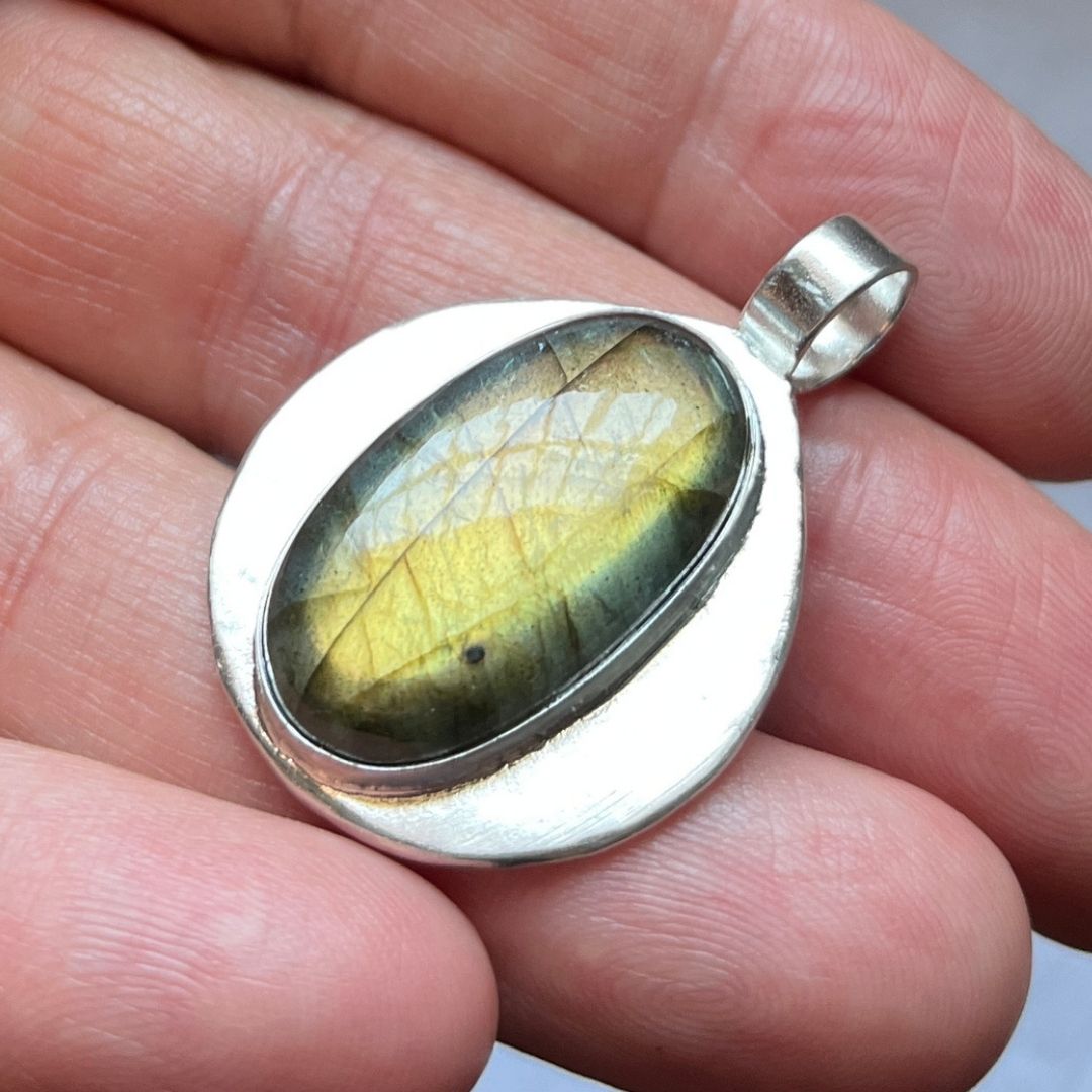 Colgante Tara de plata con labradorita dorada