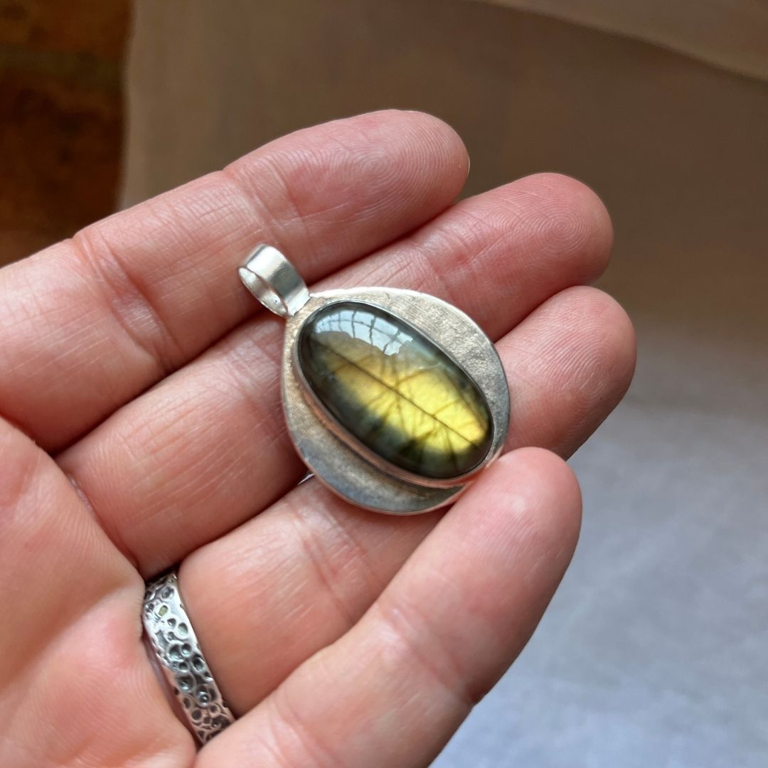 Colgante Tara de plata con labradorita dorada