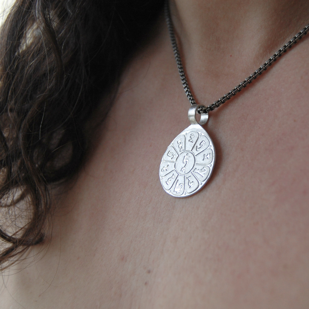 Colgante de plata de ley con mantra Om Tare Tuttare Ture Soha grabado en tibetano circular para compasión protección y liberación del miedo