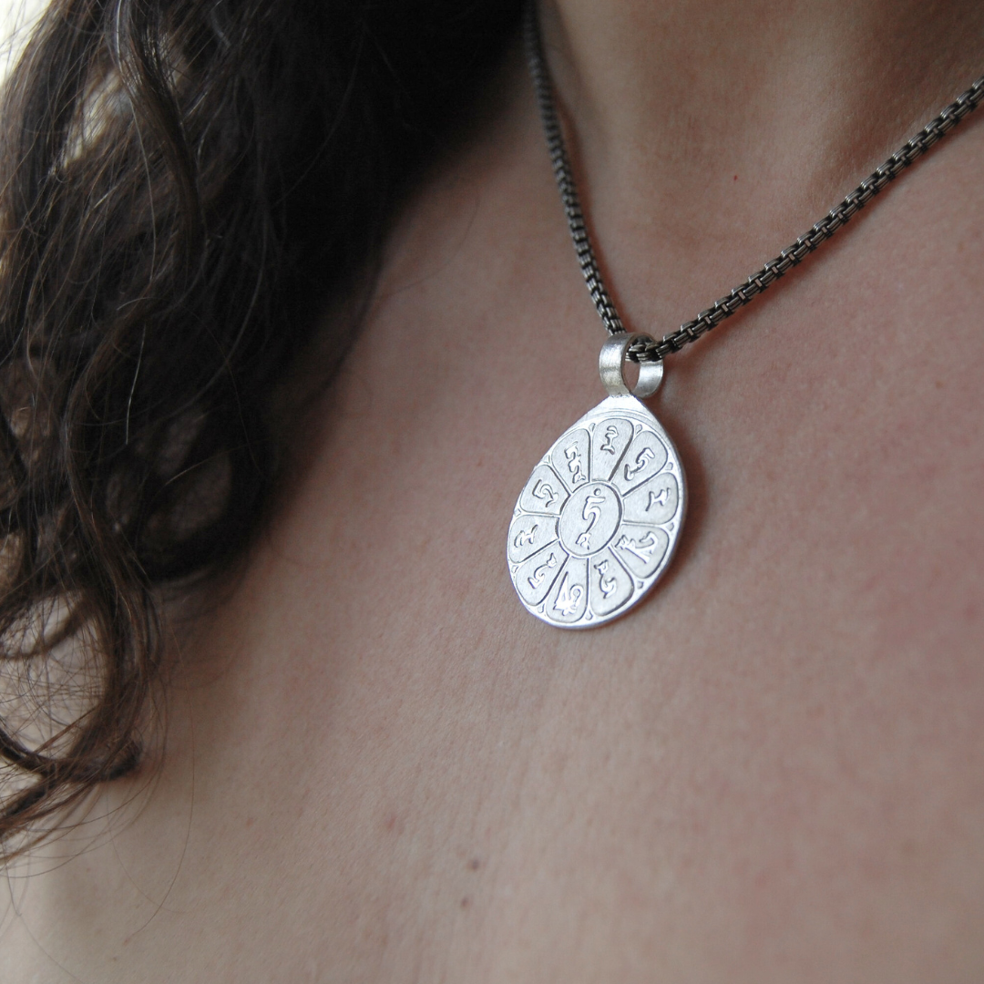 Colgante de plata de ley con mantra Om Tare Tuttare Ture Soha grabado en tibetano circular para compasión protección y liberación del miedo