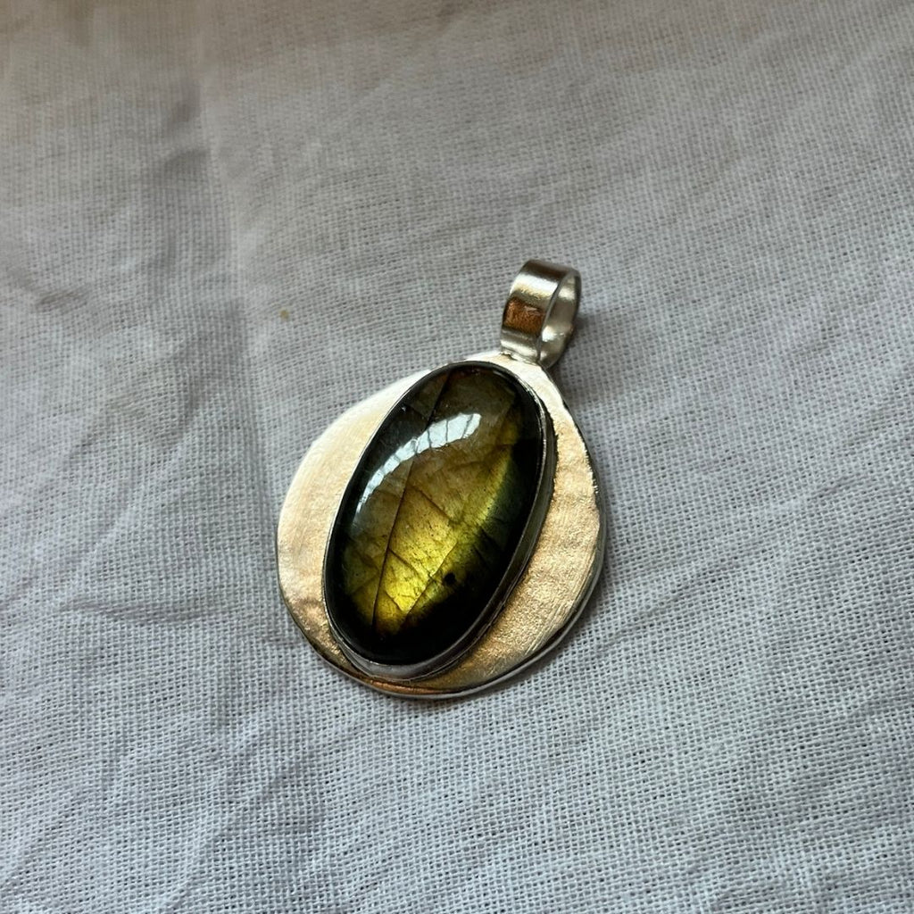 Colgante Tara de plata con labradorita dorada