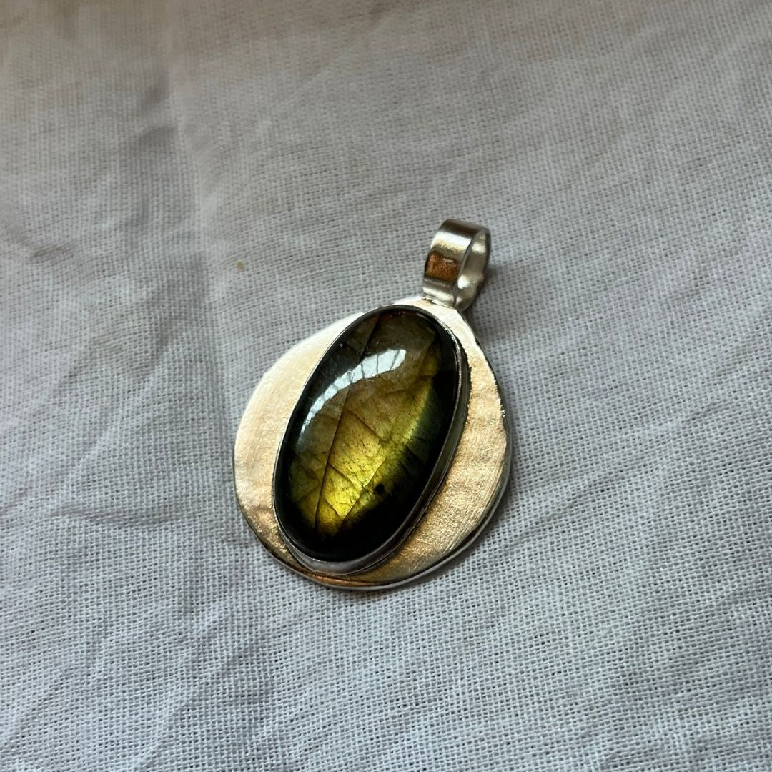 Colgante Tara de plata con labradorita dorada
