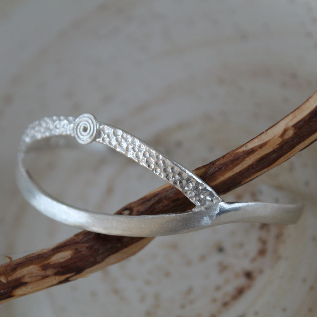 Pulsera brazalete de plata de ley con espiral levógira y frase grabada en el interior Hoy Guiará Mis Pasos La Diosa Que Habita En Mí