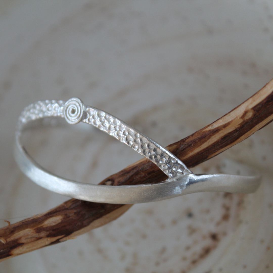 Pulsera brazalete de plata de ley con espiral levógira y frase grabada en el interior Hoy Guiará Mis Pasos La Diosa Que Habita En Mí