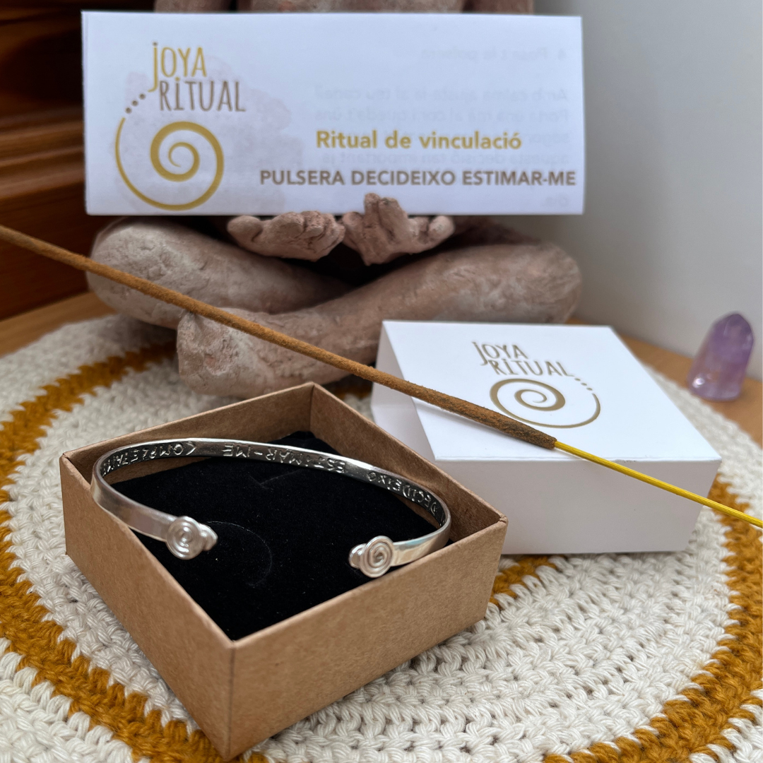 Polsera rígida de plata de llei amb espirals als extrems i frase Avui Decideixo Estimar-me Completament gravada a l'interior