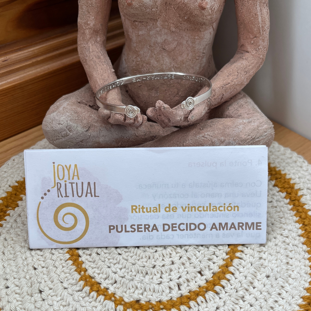 Pulsera rígida de plata de ley con espirales en los extremos y frase Hoy Decido Amarme Completamente grabada en el interior