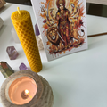 Ritual Durga con vela encendida, incienso de canela y rosa, y tarjetón con la ilustración de Durga con el león, simbolizando poder y valentía