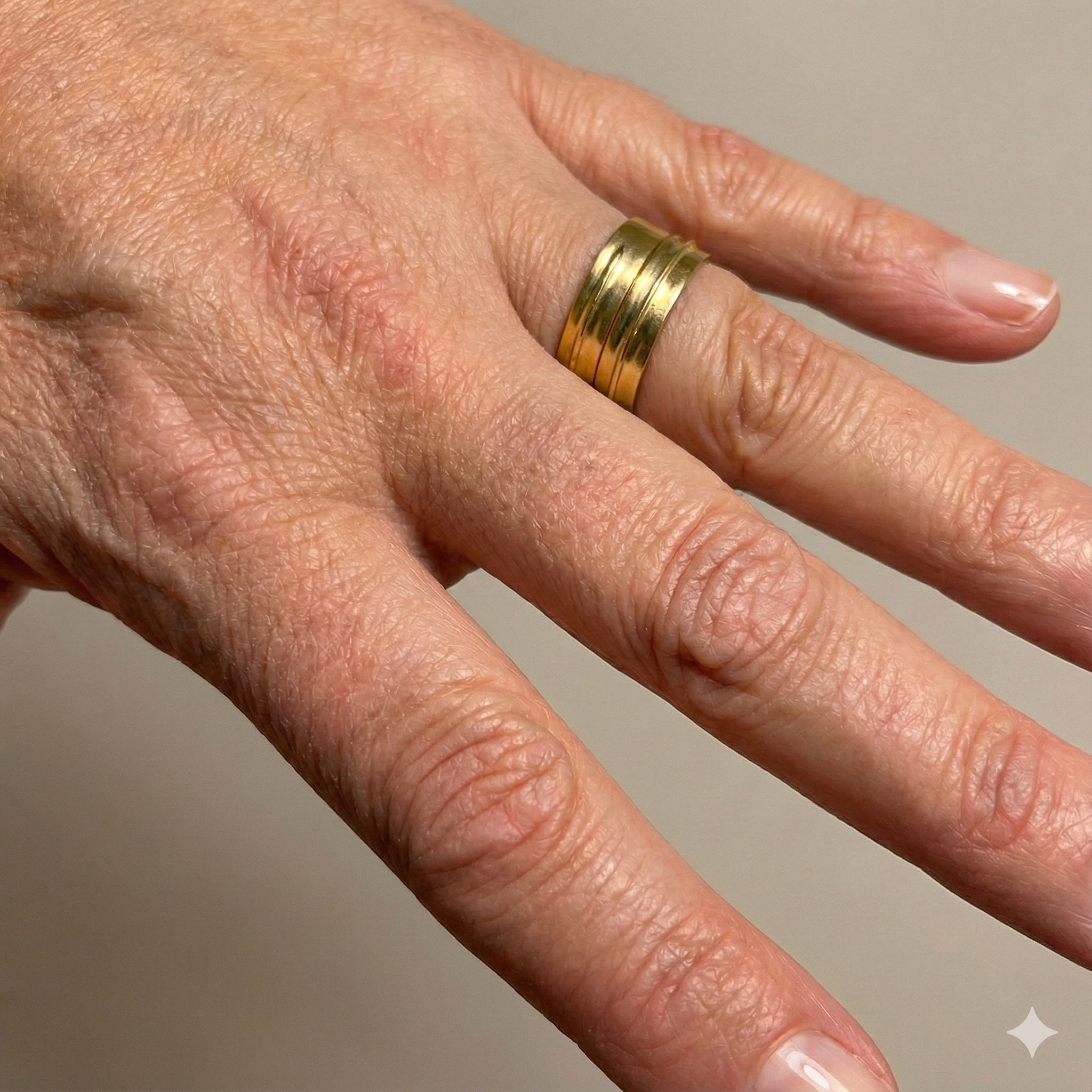 Anillo ajustable de plata de ley 925 con baño de oro 24k y frase grabada Yo Merezco Todo Lo Bueno Y Lindo De La Vida