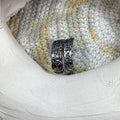 Anillo ajustable de plata de ley con espiral levógira grabada en el exterior y frase Yo Soy Una Mujer Completa Y Libre grabada en el interior