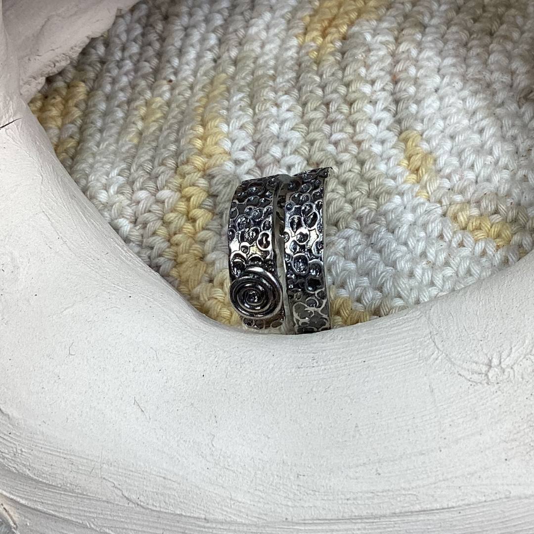 Anillo ajustable de plata de ley con espiral levógira grabada en el exterior y frase Yo Soy Una Mujer Completa Y Libre grabada en el interior