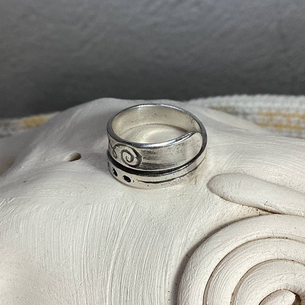 Anillo ajustable de plata de ley con símbolo Unalome grabado en el exterior representando el camino de conciencia y crecimiento personal