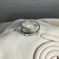 Anillo ajustable de plata de ley con símbolo Unalome grabado en el exterior representando el camino de conciencia y crecimiento personal