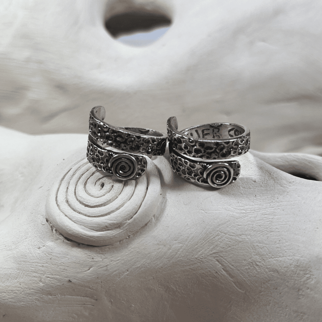 Pack regalo con dos anillos ajustables Completa y Libre de plata de ley con espiral levógira y frase interior Yo Soy Una Mujer Completa Y Libre
