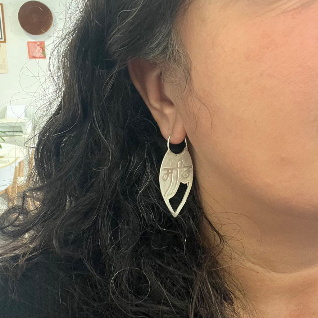 Pendientes de plata de ley SAT NAM con mantra kundalini yoga grabado para reconectar con tu esencia y verdad interna